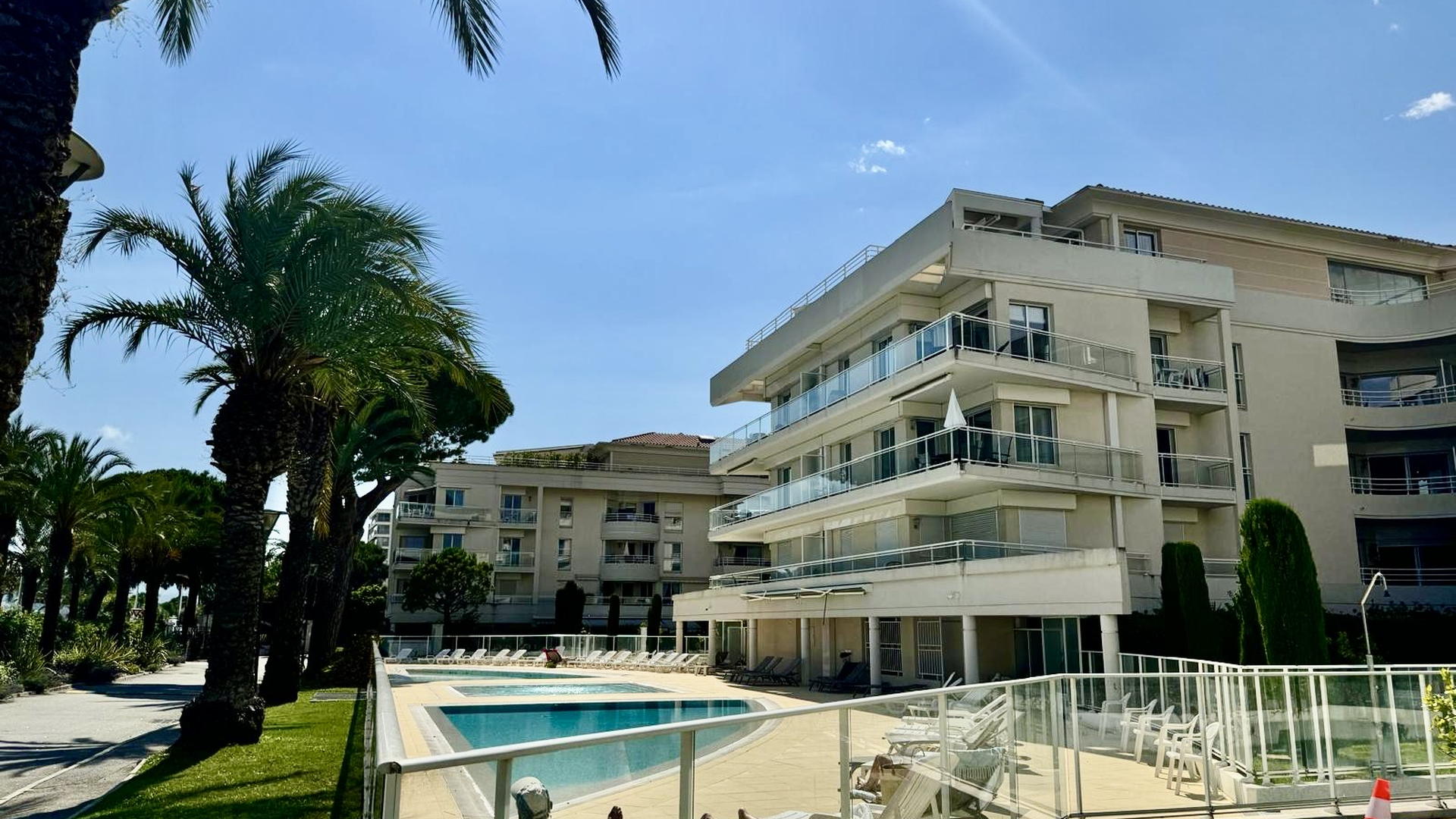 Résidence Royal Palm à Cannes-la-Bocca, piscine et jardins pour la gestion Airbnb