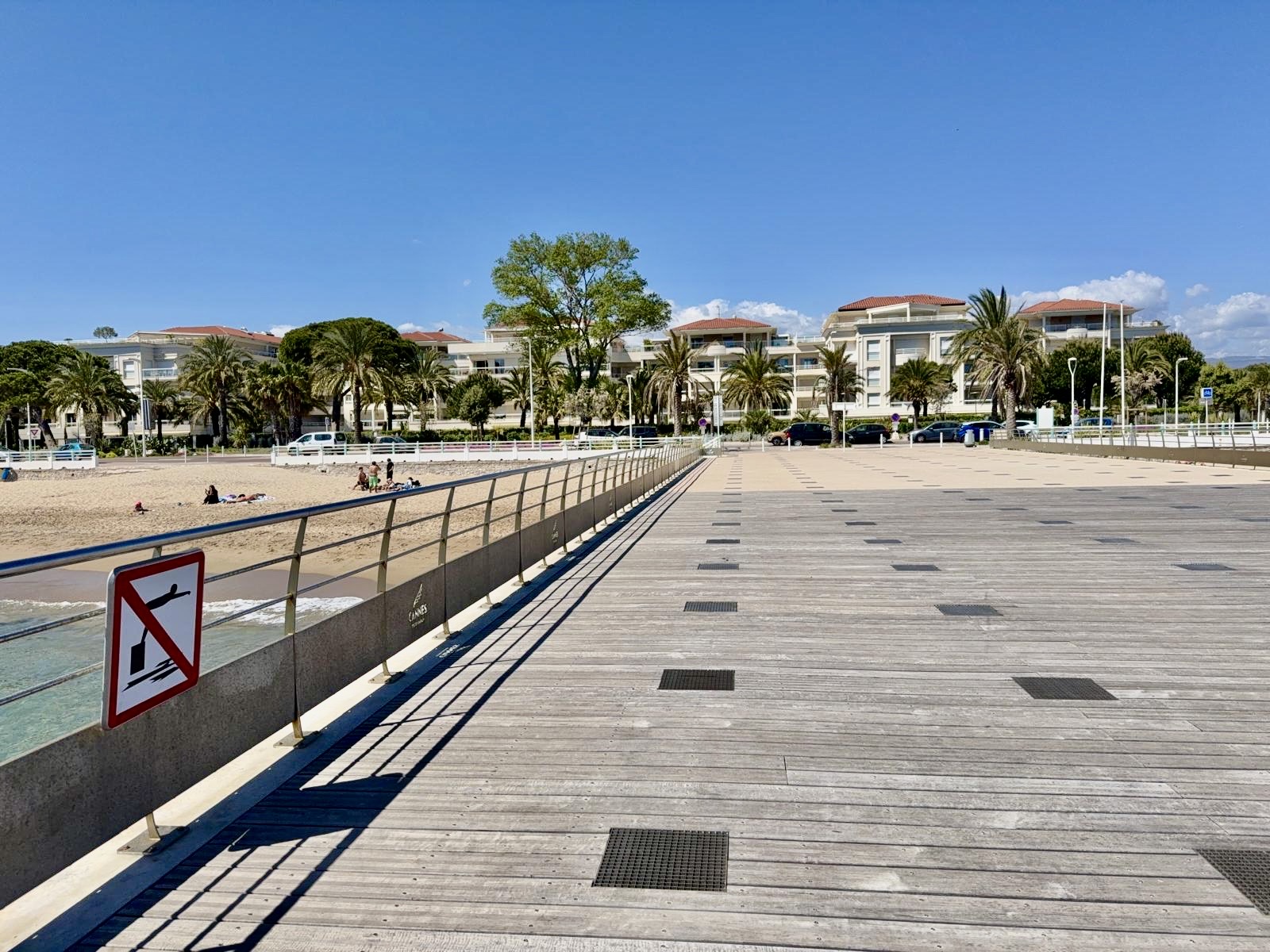 Plage et ponton de Cannes-la-Bocca face à la Résidence Royal Palm