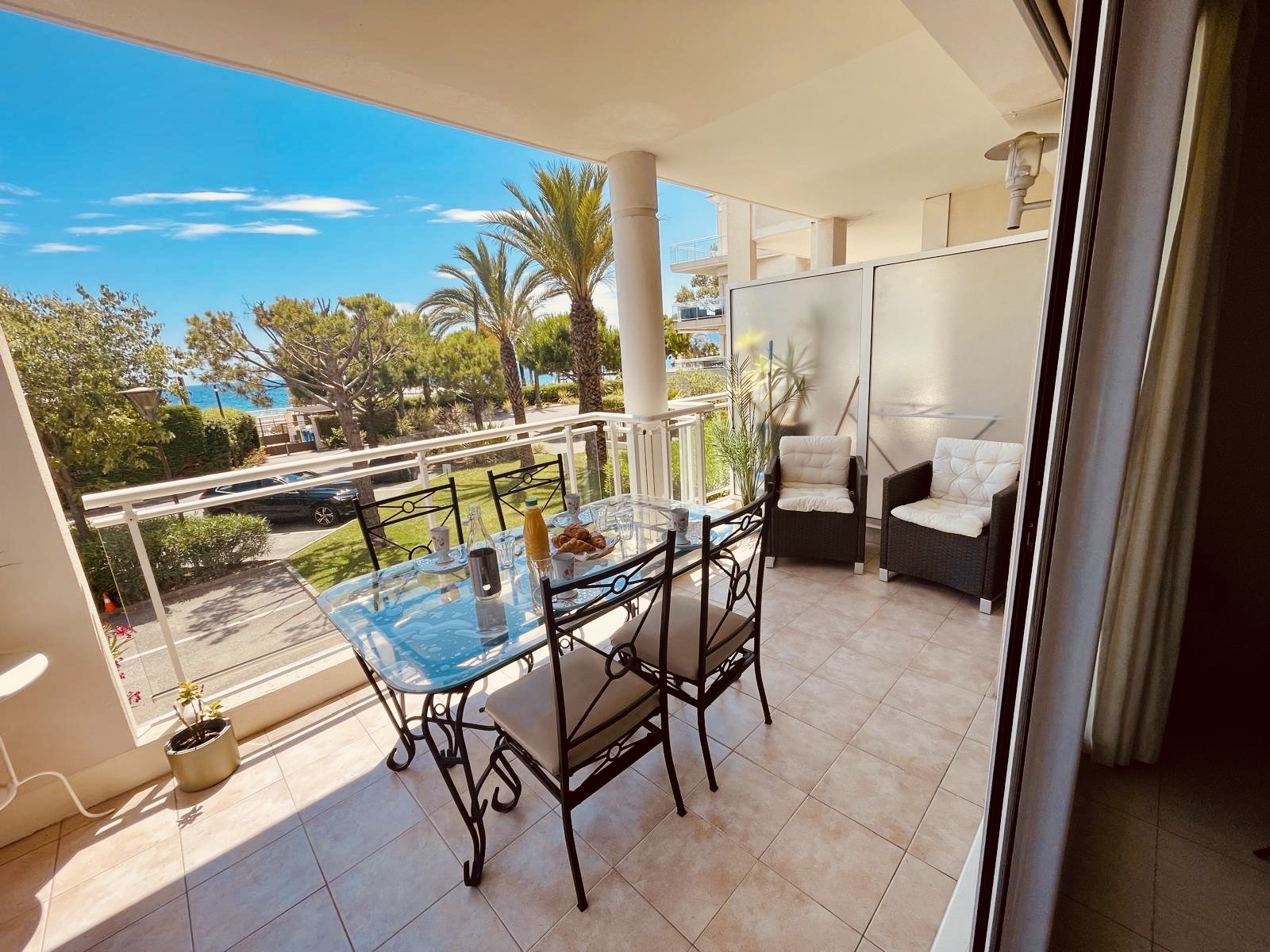 Terrasse d'un appartement du Royal Palm à Cannes-la-Bocca avec vue mer et petit-déjeuner servi